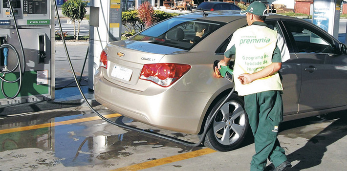 Encher o tanque além do clique da bomba pode ser prejudicial?